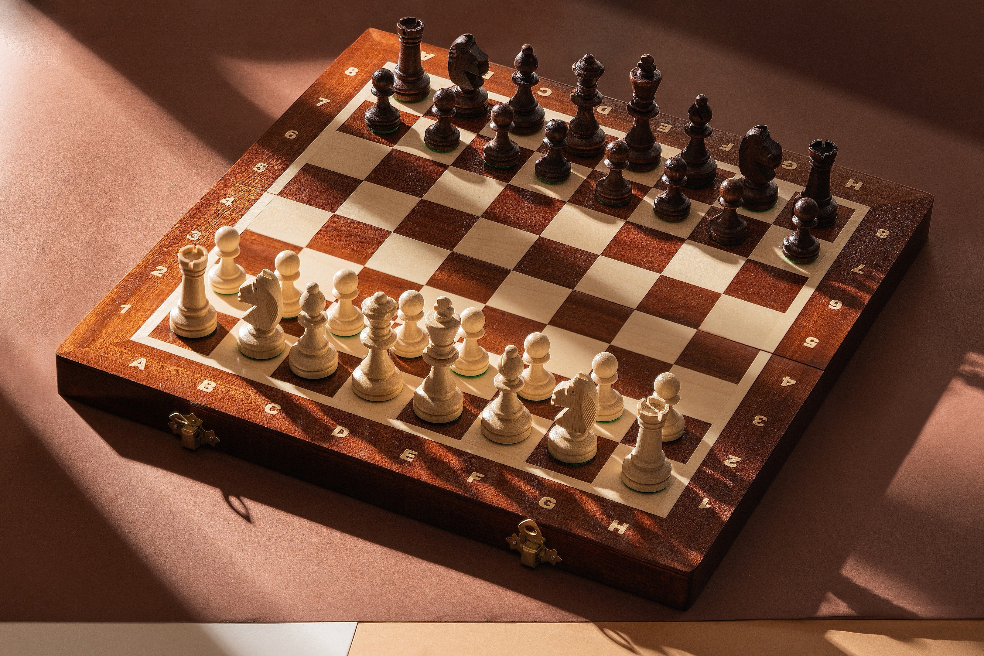Jeu d'échecs de tournoi n° 4 (double reine) plateau en acajou et sycomore